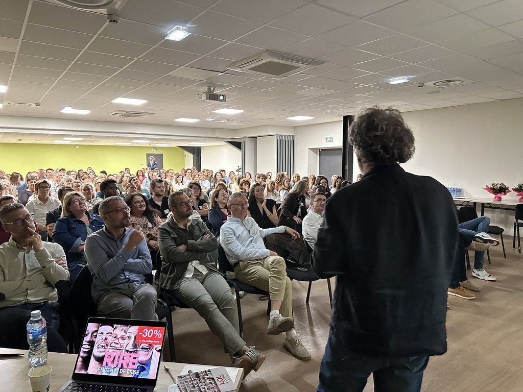David Ken face à plus de 100 collaborateurs du groupe Procompta à Besançon