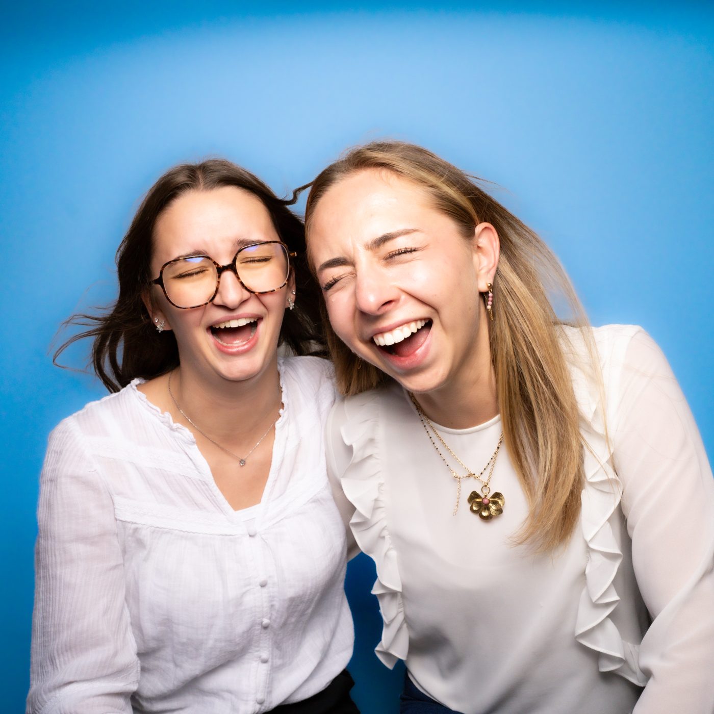 Collaborateurs en plein éclat de rire dans la LOLBOX – séminaire du groupe Procompta à Besançon